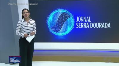 Caminhão causa transtornos ao passar por rua do Jardim América, em Goiânia