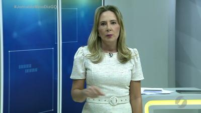 itemBombeiros retiram anel preso em um dedo anelar esquerdo de mulher