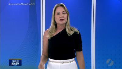 Escola vira cen&aacute;rio de abandono e mato alto em Goi&acirc;nia