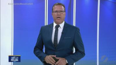 Homem enfrenta enxurrada para salvar motociclista