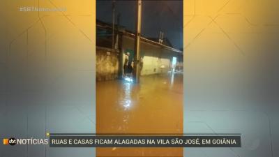 Ruas e casas ficam alagadas na Vila São José em Goiânia