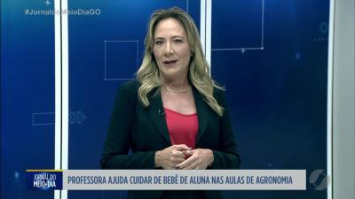 itemProfessora ajuda cuidar de bebê de aluna nas aulas de agronomia