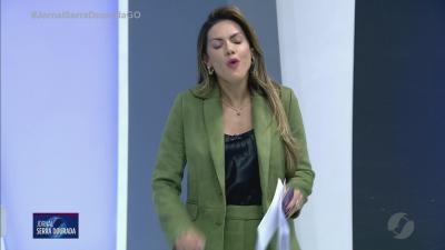 itemGalo acorda vizinhança cantando e equilibrando na fiação em Trindade