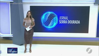 itemMotorista perde controle de caminhonete e bate em poste em Jataí