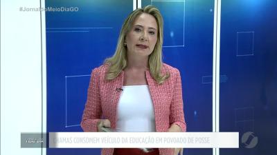 itemChamas consomem veículo em povoado de Posse