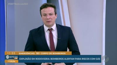 Bombeiros resgatam idoso preso em carro durante enxurrada
