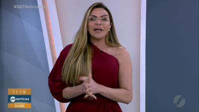 itemMulher fica embaixo de carro após acidente com moto