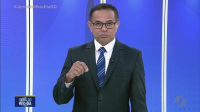 Crime por ci&uacute;mes, imagens mostram mulher comprando canivete para matar